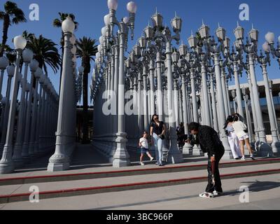 Los Angeles, USA. Mai 2025. Die Menschen machen Fotos unter den Säulen von Urban Lights vor dem Los Angeles County Museum of Art während des International Museum Day in Los Angeles, Kalifornien, USA, am 18. Mai 2025. Der Internationale Museumstag, der jedes Jahr am 18. Mai stattfindet, ist eine weltweite Feier, die vom Internationalen Museumsrat anerkannt wird. Quelle: Qiu Chen/Xinhua/Alamy Live News Stockfoto