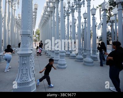 Los Angeles, USA. Mai 2025. Die Menschen machen Fotos unter den Säulen von Urban Lights vor dem Los Angeles County Museum of Art während des International Museum Day in Los Angeles, Kalifornien, USA, am 18. Mai 2025. Der Internationale Museumstag, der jedes Jahr am 18. Mai stattfindet, ist eine weltweite Feier, die vom Internationalen Museumsrat anerkannt wird. Quelle: Qiu Chen/Xinhua/Alamy Live News Stockfoto