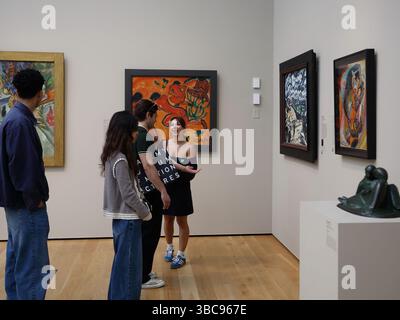 Los Angeles, USA. Mai 2025. Besucher besuchen das Los Angeles County Museum of Art während des International Museum Day am 18. Mai 2025 in Los Angeles, Kalifornien, USA. Der Internationale Museumstag, der jedes Jahr am 18. Mai stattfindet, ist eine weltweite Feier, die vom Internationalen Museumsrat anerkannt wird. Quelle: Qiu Chen/Xinhua/Alamy Live News Stockfoto