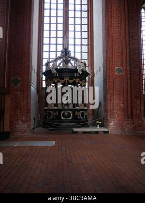 Tempelähnliches barockes Taufbecken in St. Nikolai in der Hansestadt Wismar Stockfoto