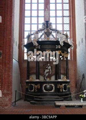 Tempelähnliches barockes Taufbecken in St. Nikolai in der Hansestadt Wismar Stockfoto
