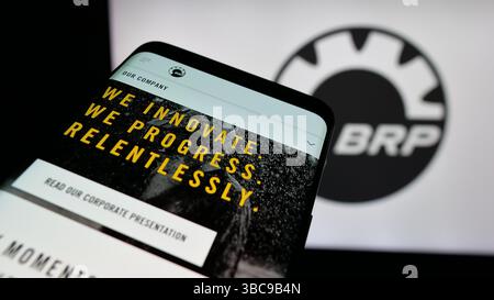 In dieser Abbildung ist ein Mobiltelefon mit der Webseite des kanadischen Automobilkonzerns BRP Inc. Auf dem Bildschirm vor dem Logo zu sehen. Stockfoto