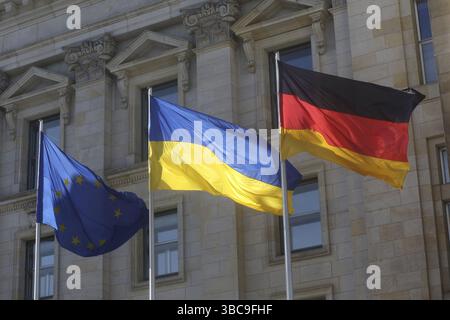 Drei Flaggen für Deutschland, die EU und die Ukraine, die vor dem deutschen parlament im Wind wehen. Berlin, Deutschland, Europa Stockfoto