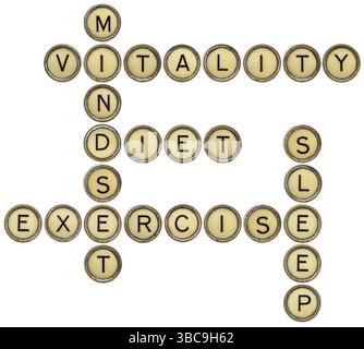 Vitalität, Ernährung, Denkweise, Schlaf und Bewegung Kreuzworträtsel in alten runden Schreibmaschinenschlüsseln isoliert auf weiß Stockfoto