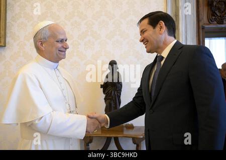 Vatikan. Mai 2025. Papst Leo XIV. Hält am 19. Mai 2025 eine Privataudienz mit US-Sekretär Marco Rubio im Vatikan ab. Foto: (EV) Vatican Media /ABACAPRESS.COM Credit: Abaca Press/Alamy Live News Credit: Abaca Press/Alamy Live News Stockfoto
