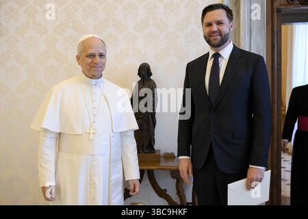 Vatikan. Mai 2025. Papst Leo XIV. Hält am 19. Mai 2025 eine Privataudienz mit dem US-Vizepräsidenten J.D. Vance im Vatikan ab. Der US-Vizepräsident vertrat die USA bei der päpstlichen Einweihung seines Petrusministeriums am Tag zuvor auf dem Petersplatz. Foto: (EV) Vatican Media /ABACAPRESS.COM Credit: Abaca Press/Alamy Live News Credit: Abaca Press/Alamy Live News Stockfoto