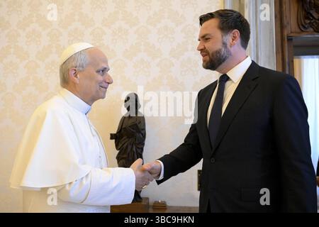 Vatikan. Mai 2025. Papst Leo XIV. Hält am 19. Mai 2025 eine Privataudienz mit dem US-Vizepräsidenten J.D. Vance im Vatikan ab. Der US-Vizepräsident vertrat die USA bei der päpstlichen Einweihung seines Petrusministeriums am Tag zuvor auf dem Petersplatz. Foto: (EV) Vatican Media /ABACAPRESS.COM Credit: Abaca Press/Alamy Live News Credit: Abaca Press/Alamy Live News Stockfoto