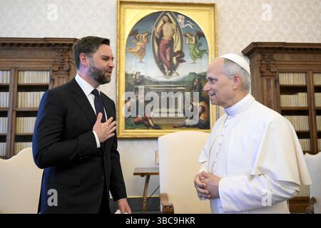 Vatikan. Mai 2025. Papst Leo XIV. Hält am 19. Mai 2025 eine Privataudienz mit dem US-Vizepräsidenten J.D. Vance im Vatikan ab. Der US-Vizepräsident vertrat die USA bei der päpstlichen Einweihung seines Petrusministeriums am Tag zuvor auf dem Petersplatz. Foto: (EV) Vatican Media /ABACAPRESS.COM Credit: Abaca Press/Alamy Live News Credit: Abaca Press/Alamy Live News Stockfoto