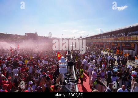 Imola, Italien. Mai 2025. Imola Fans unter dem Podium beim Rennen der Formel 1 AWS Gran Premio del Made in Italy e Dell'Emilia-Romagna 2025, Emilia Romagna Grand Prix 2025, 7. Runde der FIA Formel-1-Weltmeisterschaft 2025, 18. Mai 2025 auf dem Autodromo Internazionale Enzo e Dino Ferrari in Imola, Italien. Quelle: Luca Rossini/E-Mage/Alamy Live News Stockfoto