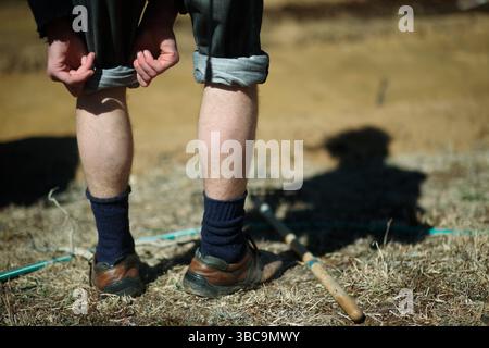 Bauern, die im Schlamm graben, um Reisfelder zu kreieren. Stockfoto