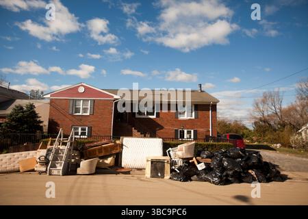 Verschiedenen Schutt und Trümmer links auf den Straßen von Union Beach NJ auf 11.03.12, Hurrikan Sandy hinterließ. Stockfoto