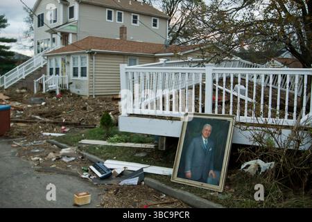 Verschiedenen Schutt und Trümmer links auf den Straßen von Union Beach NJ auf 11.03.12, Hurrikan Sandy hinterließ. Stockfoto