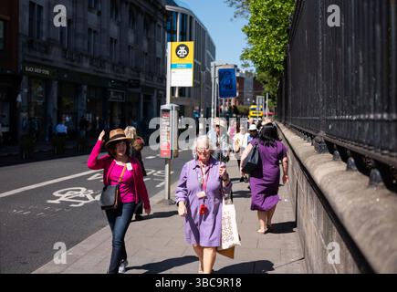 Ein Reiseleiter führt eine Gruppe von Personen durch Dublin in Irland. Stockfoto