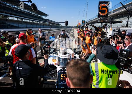 Indianapolis, Usa. Mai 2025. Der Fahrer Pato O'Ward steigt am zweiten Tag der Qualifikation für die NTT IndyCar Series 109. Lauf des Indianapolis 500 auf dem Indianapolis Motor Speedway aus seinem Auto. Quelle: SOPA Images Limited/Alamy Live News Stockfoto