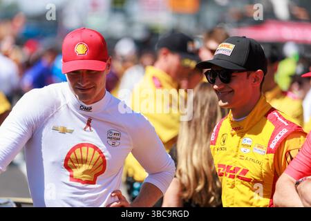 Indianapolis, Usa. Mai 2025. Josef Newgarden, Team Penske Chevrolet, links, spricht mit seinem Mitfahrer Alex Palou, rechts von Chip Ganassi Racing, nachdem Newgarden eine technische Inspektion vor den fast 12 während des zweiten Qualifikationstages für die NTT IndyCar Series 109. Rennstrecke des Indianapolis 500 auf dem Indianapolis Motor Speedway nicht bestanden hatte. Quelle: SOPA Images Limited/Alamy Live News Stockfoto