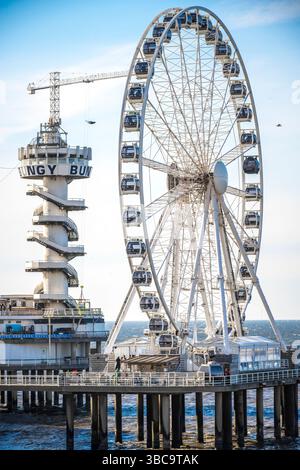 Scheveningen, Niederlande, 19. April 2025: Blick auf das Skyview-Riesenrad und den Bungy-Turm am Scheveningen Pier in der Nähe von den Haag, Niederlande Stockfoto