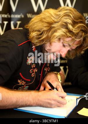 Justin Lee Collins bei einer Unterzeichnung seines neuen Buches „Good Times“ in Birmingham am 24. September 2009 Stockfoto