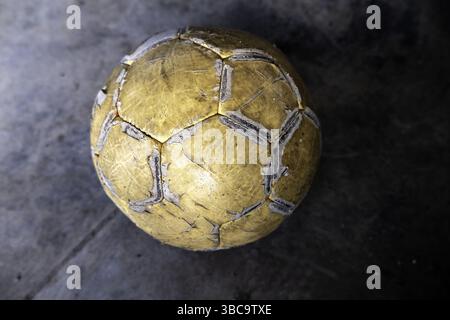 Der alte Fußball liegt auf der Straße, Sport und Sport Stockfoto