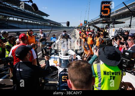 Indianapolis, Usa. Mai 2025. Der Fahrer Pato O'Ward steigt am zweiten Tag der Qualifikation für die NTT IndyCar Series 109. Lauf des Indianapolis 500 auf dem Indianapolis Motor Speedway aus seinem Auto. (Foto: Jeremy Hogan/SOPA Images/SIPA USA) Credit: SIPA USA/Alamy Live News Stockfoto