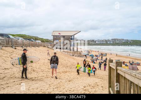 Urlauber am Fistral Beach in Newquay in Cornwall in Großbritannien. Stockfoto