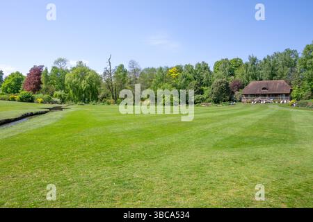 Leeds Castle, in der Nähe von Maidstone, Kent, Großbritannien. Pavillon Rasen in den Princess Alexandra Gardens, Stockfoto