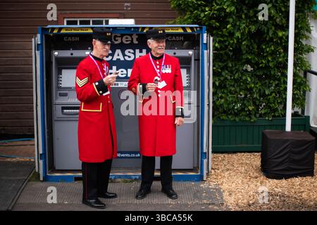 Chelsea Pensioners essen Eis bei der RHS Chelsea Flower Show im Royal Hospital Chelsea in London. Bilddatum: Montag, 19. Mai 2025. Stockfoto