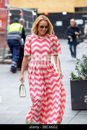 London, Großbritannien. Mai 2025. Amanda Holden sieht in einem Palm Beach Clara Pink Outfit atemberaubend aus, als sie die Global Radio Studios verlässt, nachdem sie ihre Heart Breakfast Radio Show Credit: Richard Lincoln/Alamy Live News präsentiert hat Stockfoto