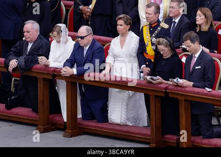 Fürst Albert II. Von Monaco und seine Frau Prinzessin Charlene von Monaco, Henri, Großherzog von Luxemburg und seine Frau Maria Teresa, während einer heiligen Messe zum Beginn des Pontifikats von Papst Leo XIV. Am 18. Mai 2025 auf dem Petersplatz im Vatikan Stockfoto