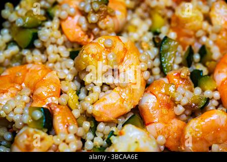 Mediterraner Couscous-Salat mit Garnelen und Zucchini. Stockfoto