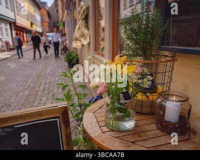 Erfurt, Deutschland - 22. Mai 2023: Gasse auf der Kaufmannbrücke, Kraemerbrücke in Erfurt. Sie wurde 1325 erbaut. Die einzige Brücke nördlich der Alpen Stockfoto