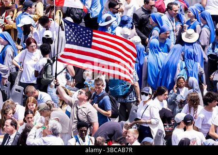 Heilige Messe zum Beginn des Pontifikats von Papst Leo XIV. USA-Flagge während einer heiligen Messe zum Beginn des Pontifikats von Papst Leo XIV. Am 18. Mai 2025 auf dem Petersplatz im Vatikan  BPH1075A Copyright: XAntonioxBalascox Stockfoto