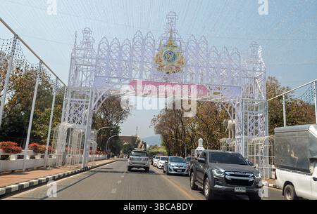 Die thailändische Straßenverkehrstür ist mit Festdekorationen in einer Hauptstraße in Chiang Mai, Thailands zweitgrößter Stadt nach Bangkok, dekoriert. Stockfoto