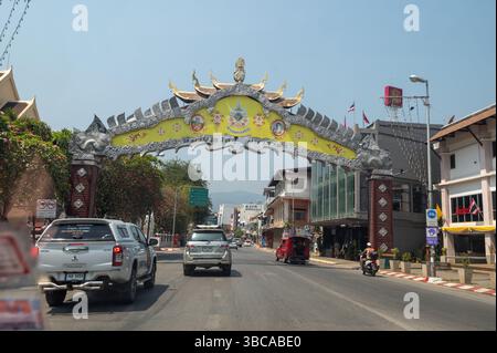 Die thailändische Straßenverkehrstür ist mit Festdekorationen in einer Hauptstraße in Chiang Mai, Thailands zweitgrößter Stadt nach Bangkok, dekoriert. Stockfoto