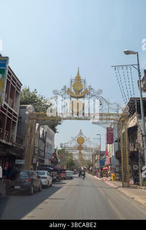 Die thailändische Straßenverkehrstür ist mit Festdekorationen in einer Hauptstraße in Chiang Mai, Thailands zweitgrößter Stadt nach Bangkok, dekoriert. Stockfoto