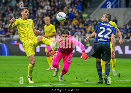 Mailand, Italien. Mai 2025. Torhüter Christos Mandas (35) und Alessio Romagnoli (13) aus Latium sahen während des Spiels Der Serie A zwischen Inter und Lazio bei Giuseppe Meazza in Mailand. Quelle: Gonzales Photo/Alamy Live News Stockfoto