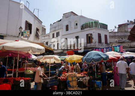 Basar in der Altstadt von Medina, lokale Architektur ist die Kulisse. Casablanca, Marokko. Stockfoto