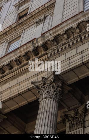 Nahaufnahme der aufwändigen neoklassizistischen architektonischen Details mit korinthischer Säule und komplizierten Schnitzereien an einem Gebäude in Havanna, Kuba Stockfoto