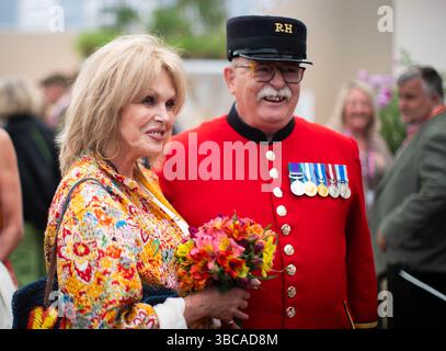 Dame Joanna Lumley mit Chelsea Pensioners bei der RHS Chelsea Flower Show im Royal Hospital Chelsea in London. Bilddatum: Montag, 19. Mai 2025. Stockfoto