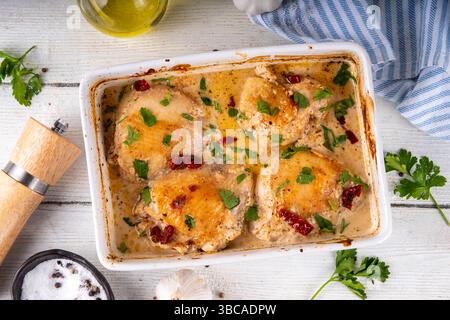 Hähnchenbrust, gebackene Hähnchenschenkel mit cremiger Tomatensoße, trendiges Hähnchenfleischrezept mit sonnengetrockneten Tomaten, Parmesan und harter Sahne, o Stockfoto
