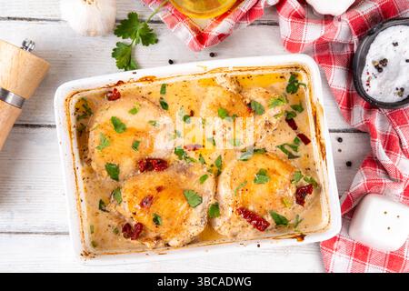 Hähnchenbrust, gebackene Hähnchenschenkel mit cremiger Tomatensoße, trendiges Hähnchenfleischrezept mit sonnengetrockneten Tomaten, Parmesan und harter Sahne, o Stockfoto