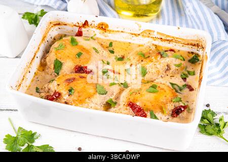 Hähnchenbrust, gebackene Hähnchenschenkel mit cremiger Tomatensoße, trendiges Hähnchenfleischrezept mit sonnengetrockneten Tomaten, Parmesan und harter Sahne, o Stockfoto