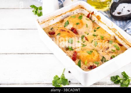 Hähnchenbrust, gebackene Hähnchenschenkel mit cremiger Tomatensoße, trendiges Hähnchenfleischrezept mit sonnengetrockneten Tomaten, Parmesan und harter Sahne, o Stockfoto