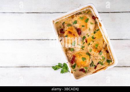 Hähnchenbrust, gebackene Hähnchenschenkel mit cremiger Tomatensoße, trendiges Hähnchenfleischrezept mit sonnengetrockneten Tomaten, Parmesan und harter Sahne, o Stockfoto