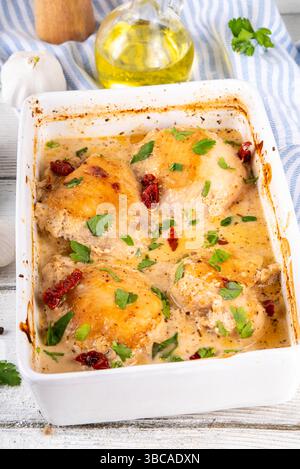 Hähnchenbrust, gebackene Hähnchenschenkel mit cremiger Tomatensoße, trendiges Hähnchenfleischrezept mit sonnengetrockneten Tomaten, Parmesan und harter Sahne, o Stockfoto