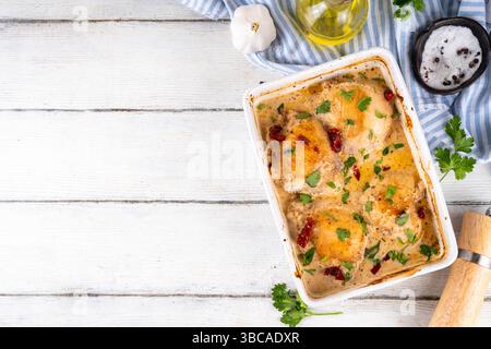 Hähnchenbrust, gebackene Hähnchenschenkel mit cremiger Tomatensoße, trendiges Hähnchenfleischrezept mit sonnengetrockneten Tomaten, Parmesan und harter Sahne, o Stockfoto