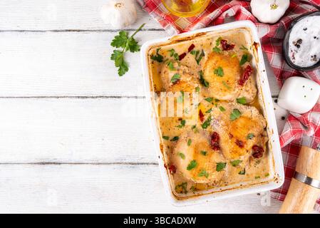 Hähnchenbrust, gebackene Hähnchenschenkel mit cremiger Tomatensoße, trendiges Hähnchenfleischrezept mit sonnengetrockneten Tomaten, Parmesan und harter Sahne, o Stockfoto