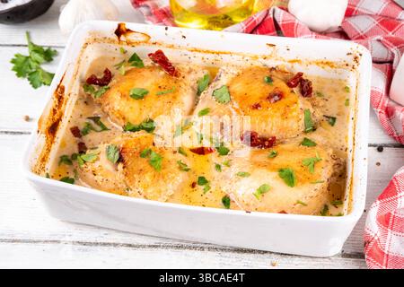 Hähnchenbrust, gebackene Hähnchenschenkel mit cremiger Tomatensoße, trendiges Hähnchenfleischrezept mit sonnengetrockneten Tomaten, Parmesan und harter Sahne, o Stockfoto