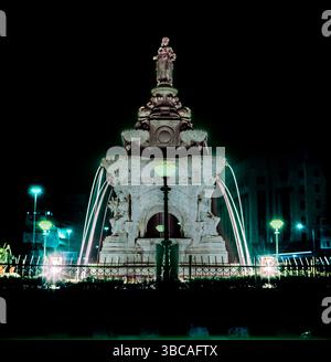 Flora Fountain ist ein Brunnen im Hutatma Chowk, ein architektonisches Denkmal mit Verzierungen am südlichen Ende der historischen Dadabhai Naoroji Road, im Fort Business District im Herzen von South Mumbai, Mumbai, Indien. Stockfoto