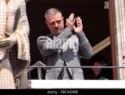 München, Deutschland. Mai 2025. firo: 18.05.2025, Fußball, 1. Liga, 1. Bundesliga, Saison 2024/2025, Meisterschaftsfeier FC Bayern München, Cheftrainer Alexander Straus vom FC Bayern München Gesten Geste Credit: dpa/Alamy Live News Stockfoto