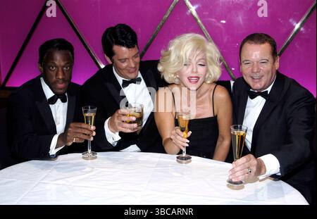 Louis Hoover, Sam Kane, Giles Terera, die Frank Sinatra spielen, Dean Martin und Sammy David Jr in The Rat Pack Live from Las Vegas posieren mit Sunny Thompson, der am 2. September 2009 die Rolle der Marilyn Monroe in Marilyn: Forever Blonde übernehmen wird Stockfoto